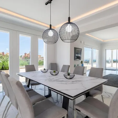 7 Bedroom Beautiful In Lagunas De Mijas Holiday home