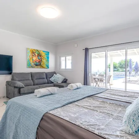 7 Bedroom Beautiful In Lagunas De Mijas Fuengirola