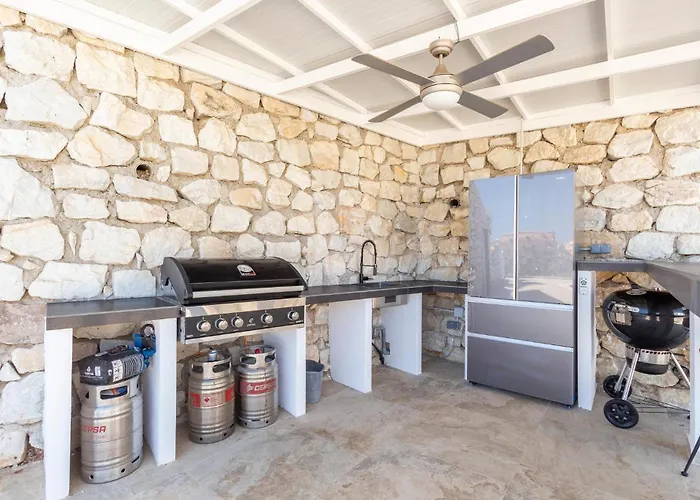 Stunning In Lagunas De Mijas Holiday home Fuengirola