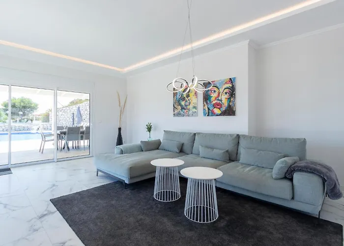 Stunning In Lagunas De Mijas Holiday home Fuengirola